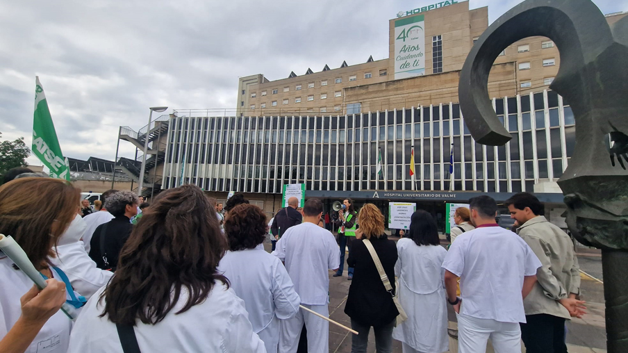 Protesta del personal de Valme